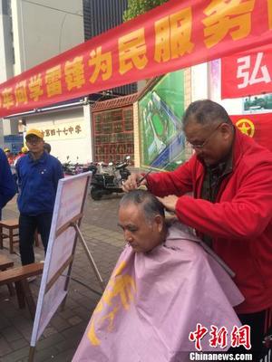 雷鋒精神薪火傳，祖孫三代齊奉獻(xiàn)——廣西柳州一工廠持續(xù)開展健康咨詢服務(wù)逾半世紀(jì)